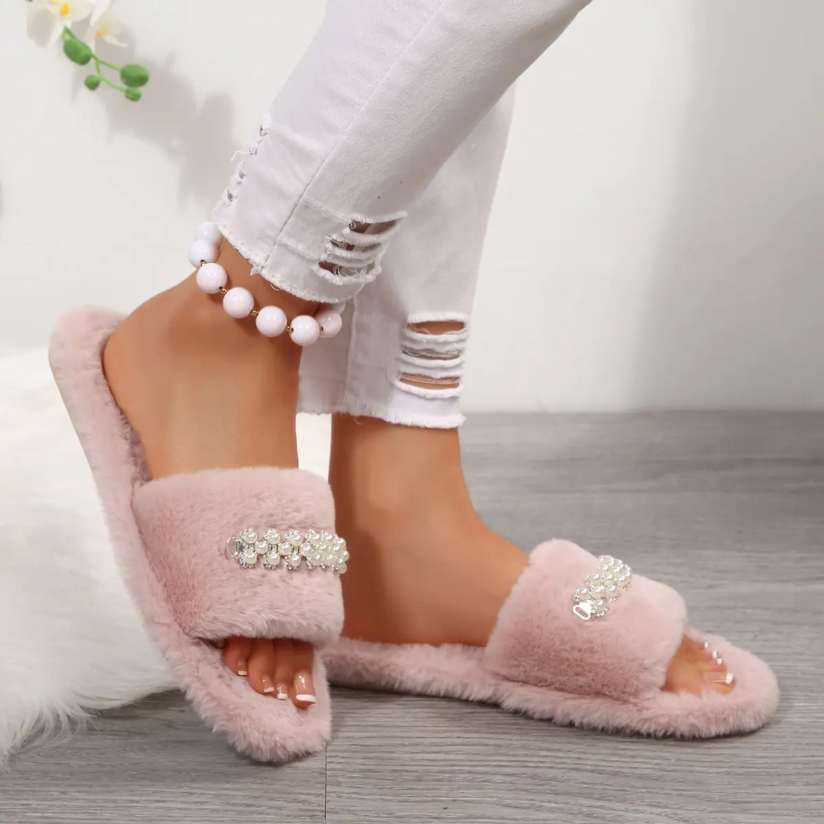 Luxury Pearl Flower Decoration Furry Slides Women 2025 Winter Warm Short Plush Indoor Slippers Soft Flat Heel Faux Fur Slippers