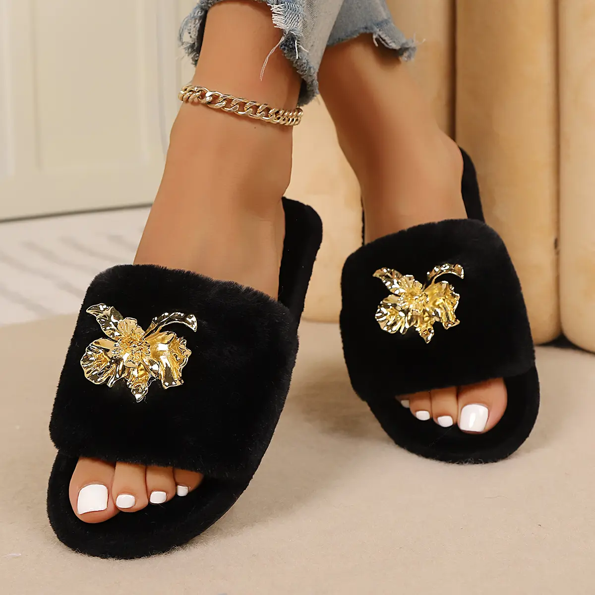 Luxury Gold Metal Flower Furry Slippers Women 2025 Winter Warm Short Plush Non Slip Indoor Slides Luxury Faux Fur Soft Slippers