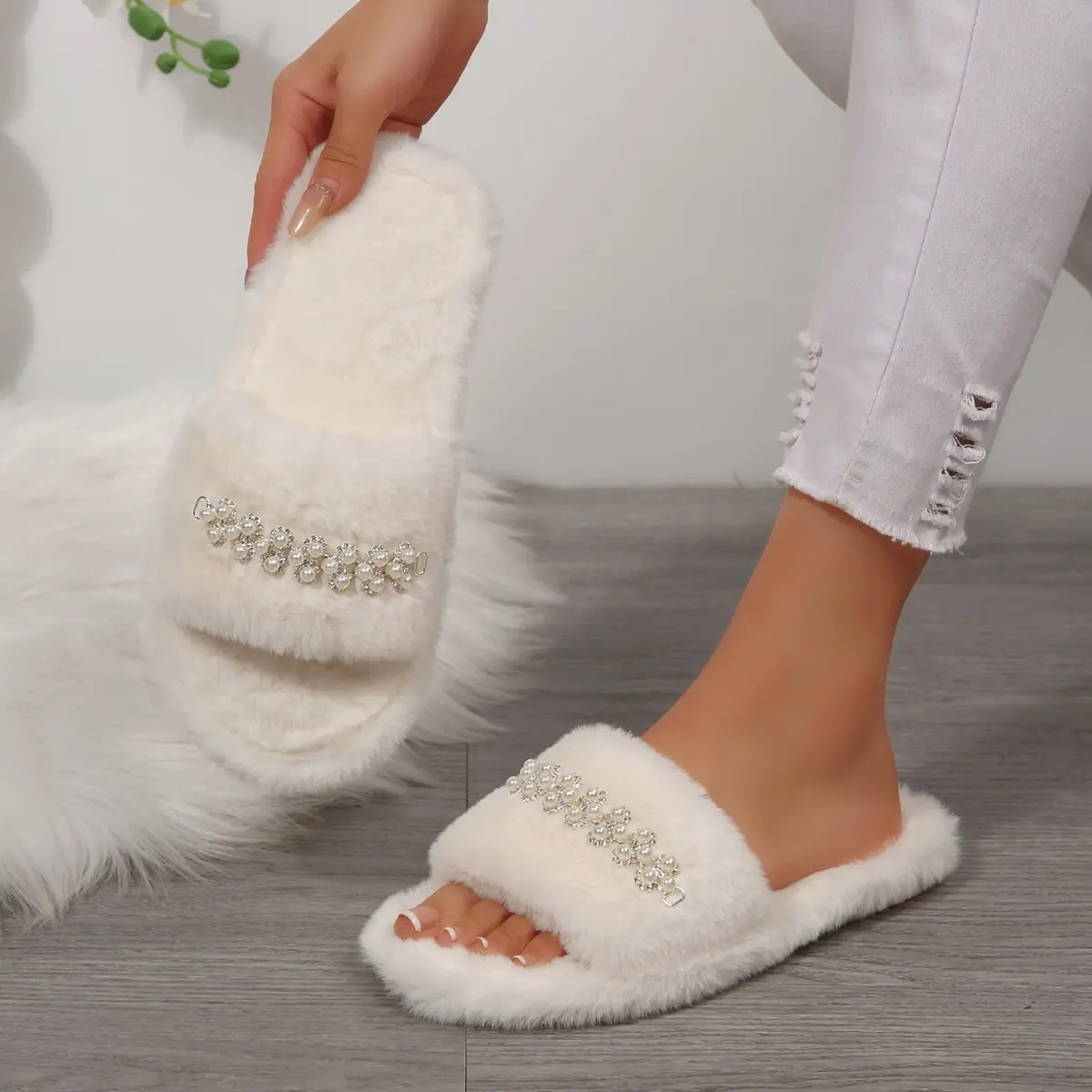Luxury Pearl Flower Decoration Furry Slides Women 2025 Winter Warm Short Plush Indoor Slippers Soft Flat Heel Faux Fur Slippers