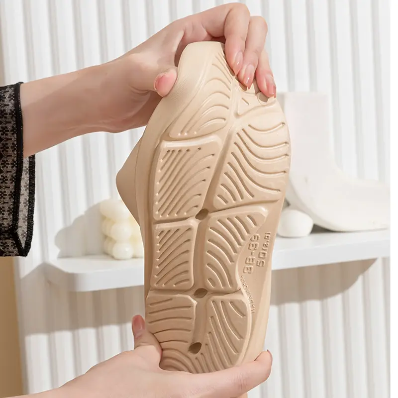 Solid Color Soft Sole Cloud Slides Woman Thick Platform Slippers Women Summer 2025 Lightweight Non-Slip Beach Shoes Flip Flops