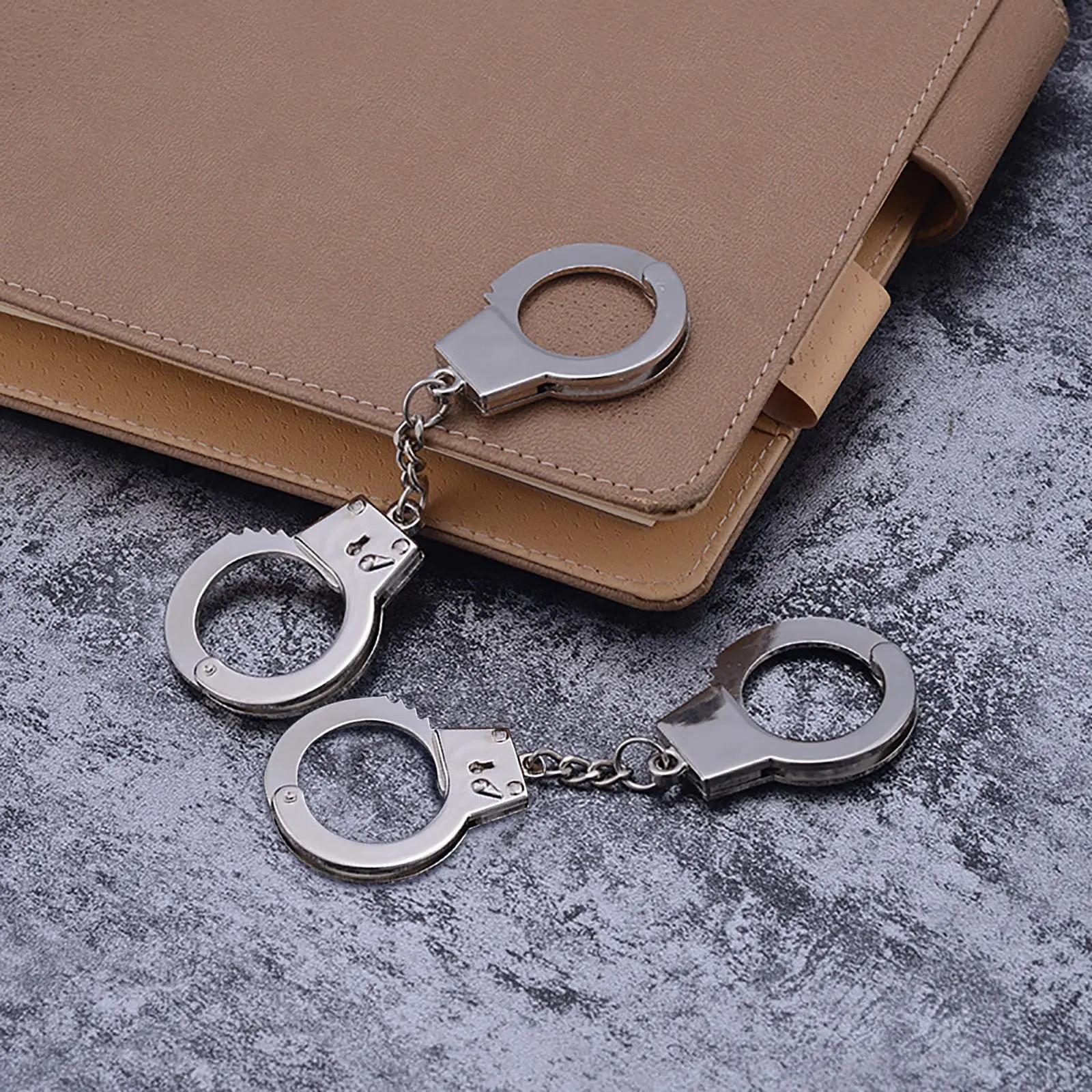 Handcuff Charm Metal Handcuff-Shaped Creative Keychain Keychain Keychains Person Alarm Streetwear Fashion Decor Personality