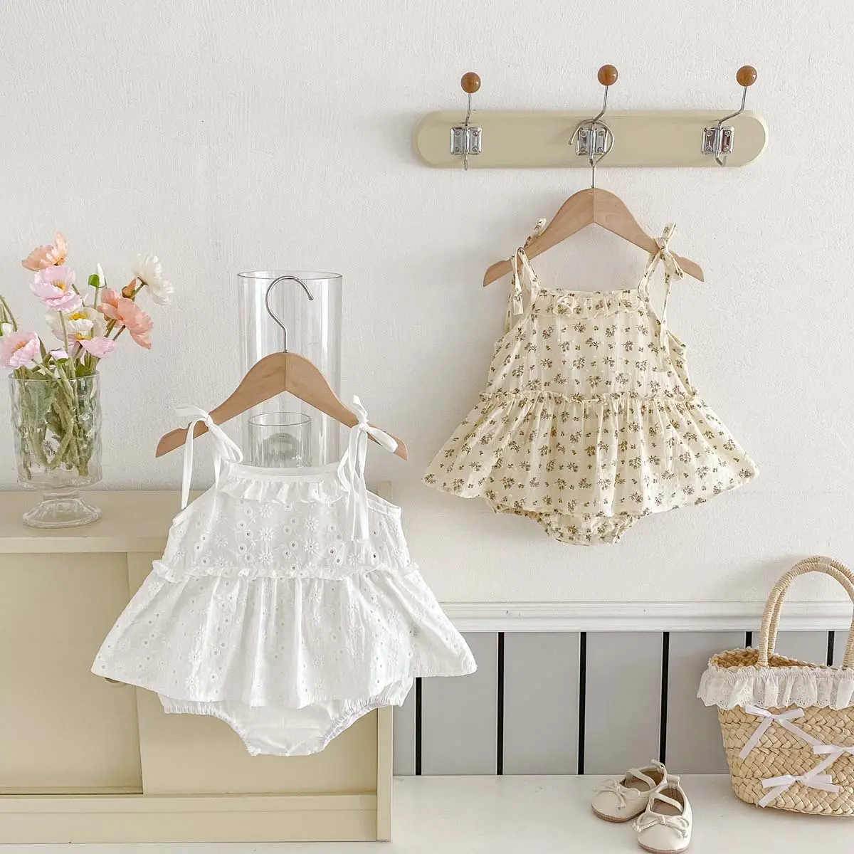Summer Korean Version of Girls' Floral Suspender Bag Fart Clothes, Baby's Fresh Lace Dress, Newborn's Full Moon Clothes