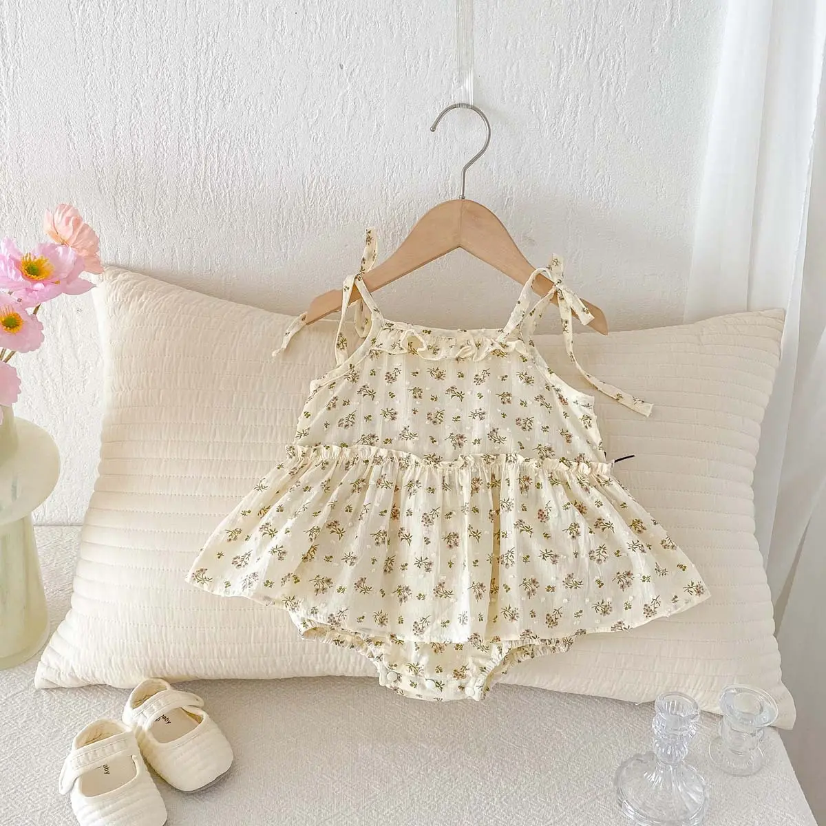 Summer Korean Version of Girls' Floral Suspender Bag Fart Clothes, Baby's Fresh Lace Dress, Newborn's Full Moon Clothes