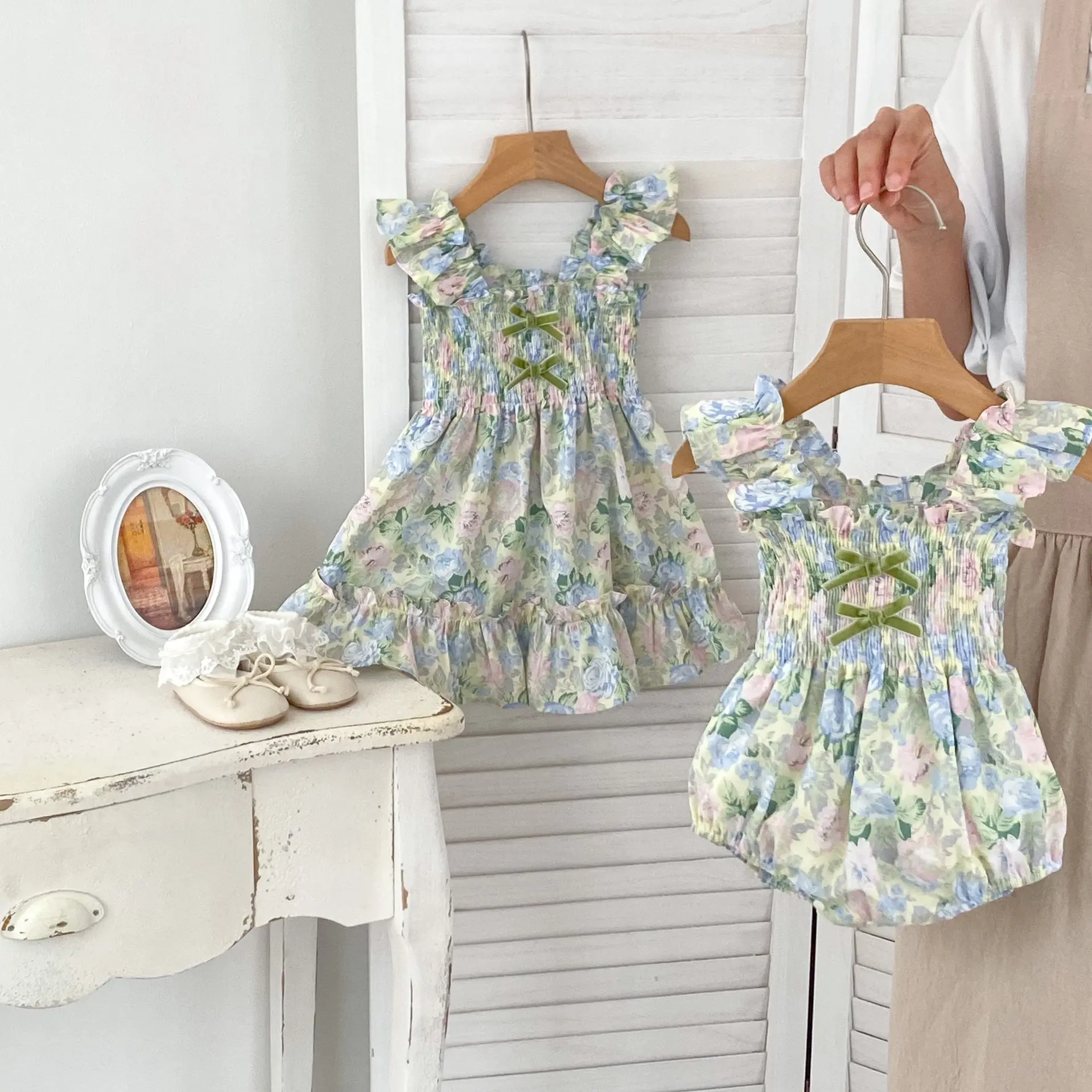 INS Summer Sisters Girls Ruffles Dress Girl Baby Bowknot Flying Sleeve Flower Wrapped Fart Clothes Creeper