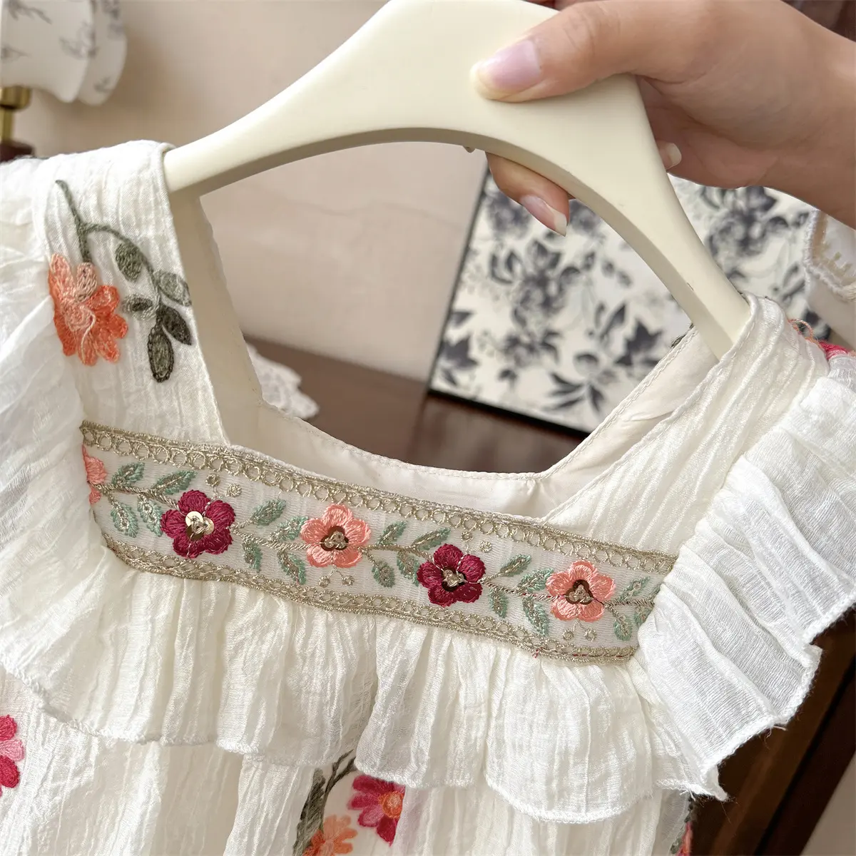 Foreign trade children's clothing, children's 2025 new product, girls' summer style floral embroidered ruffle edge dress