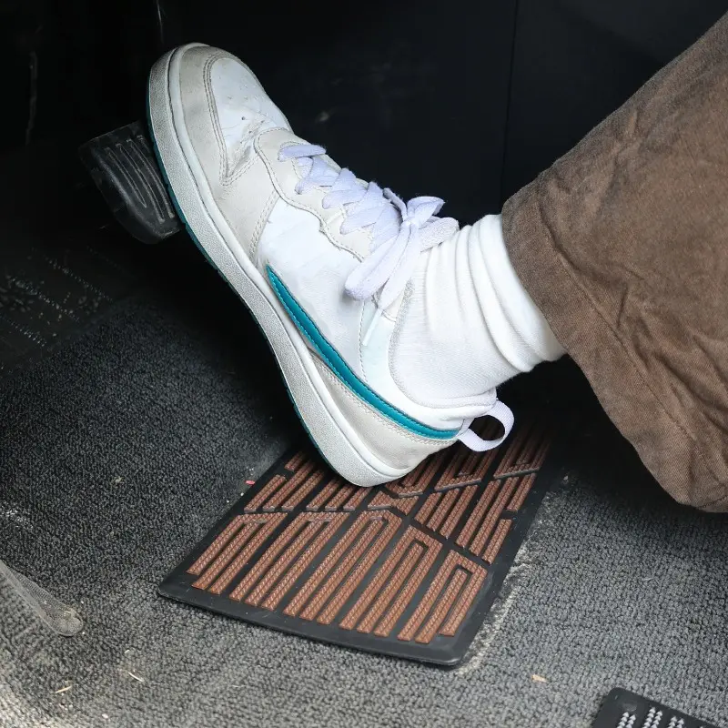 Universal Car Floor Pad PVC Pedal Plate Anti Skid Foot Heel Scuff Plate Car Floor Mat Non-Slip Carpet Patch 23×15cm Auto Mats