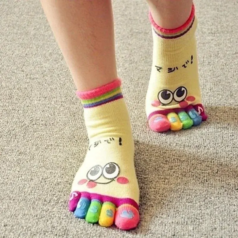 Cute Casual Five-toe Mid-tube Finger Show Fun Short Cartoon Cotton Smiley Bear Socks