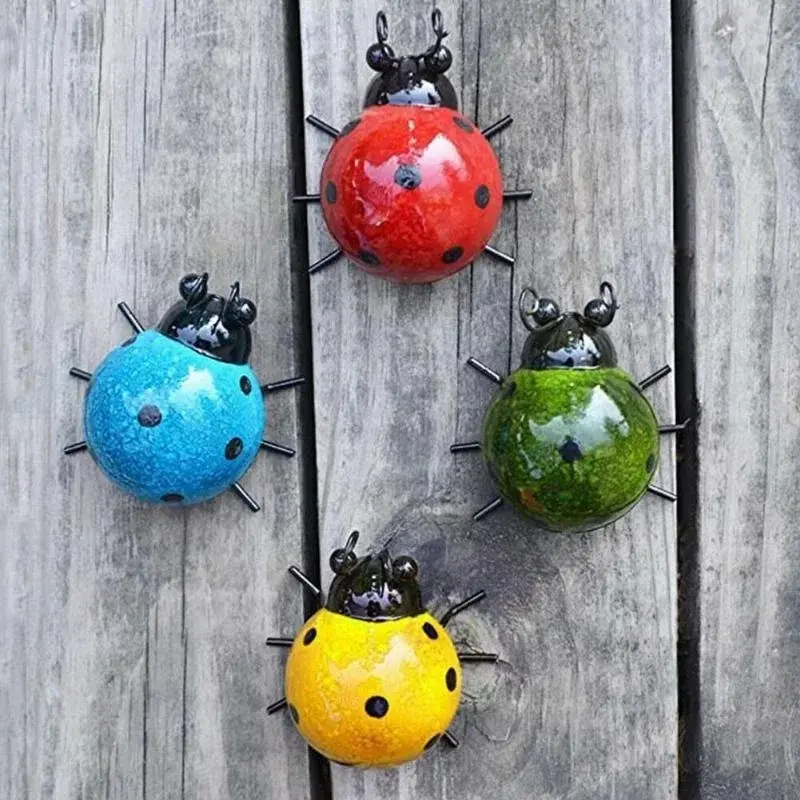 1pcs New Mini Metal Ladybug Beetle Fence Hanger Wall Hanging Ornament for Outdoor Patio Garden Figurine Sculpture Home Decor