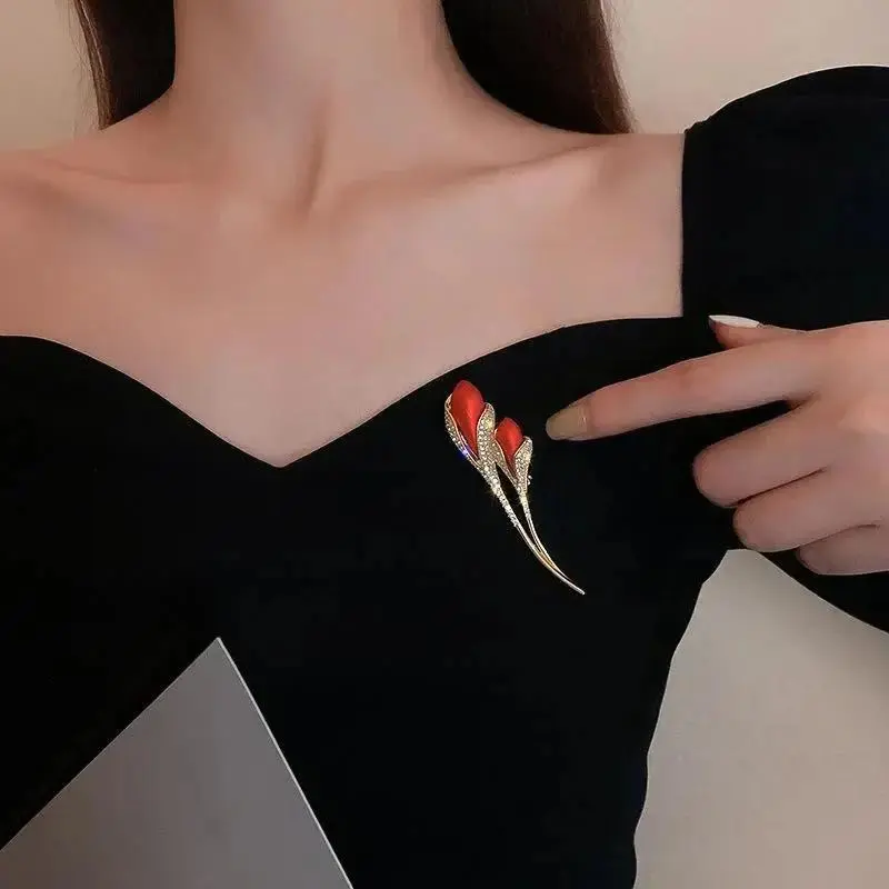 New Vintage Rose Brooch Women High-end Diamond Inlaid Flower Brooch Versatile Suit Accessories Wholesale Of Pearl Flower Brooch