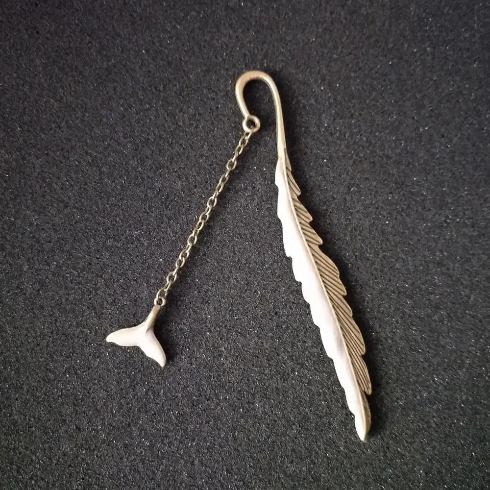Creative New 1Pcs Luminous Feather Bookmark Retro Luminous Creative Whale Tail Metal Bookmark Fluorescent Owl/butterfly Bookmark
