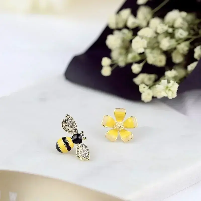 Summer New Fashion Cute Bee Flower Earrings Girl's Versatile Style Asymmetric Creative Exquisite Earrings Lady Gifts Accessories