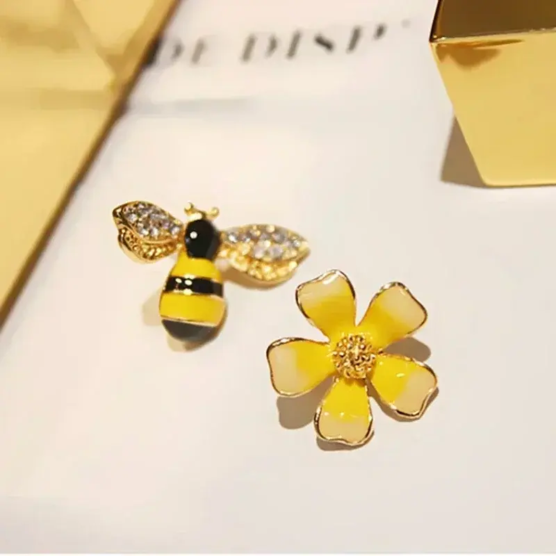 Summer New Fashion Cute Bee Flower Earrings Girl's Versatile Style Asymmetric Creative Exquisite Earrings Lady Gifts Accessories