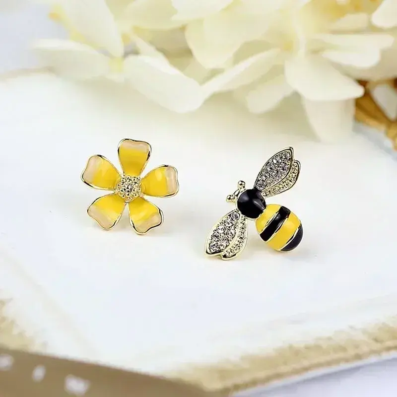 Summer New Fashion Cute Bee Flower Earrings Girl's Versatile Style Asymmetric Creative Exquisite Earrings Lady Gifts Accessories