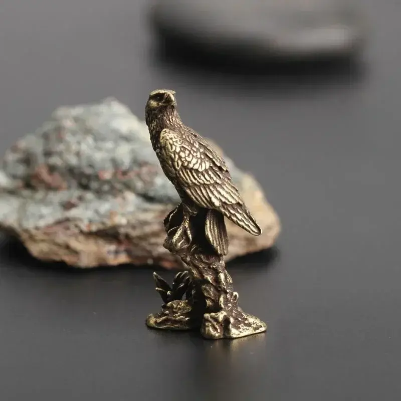 Small Creative Craft Eagle Statue Miniature Sculpture Retro Copper Bird Statue Suitable for Indoor Home Office Desk Decoration