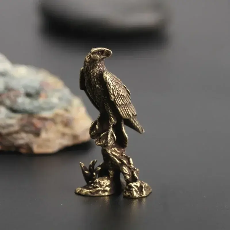 Small Creative Craft Eagle Statue Miniature Sculpture Retro Copper Bird Statue Suitable for Indoor Home Office Desk Decoration