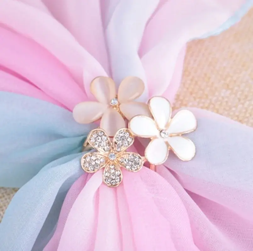 1Pcs Fashion Flowers Brooch Scarf Buckle Bouquet Luxury Crystal Rhinestone Scarf Clips For Women Christmas Xmas Romantic Jewelry
