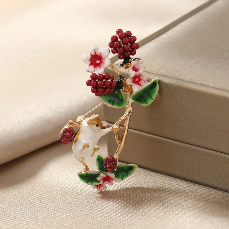 Cute Diamond Studded Little Mouse Brooch Creative Mouse Grape Picking Design Brooch Women's Fashionable Animal Jewelry Broochs