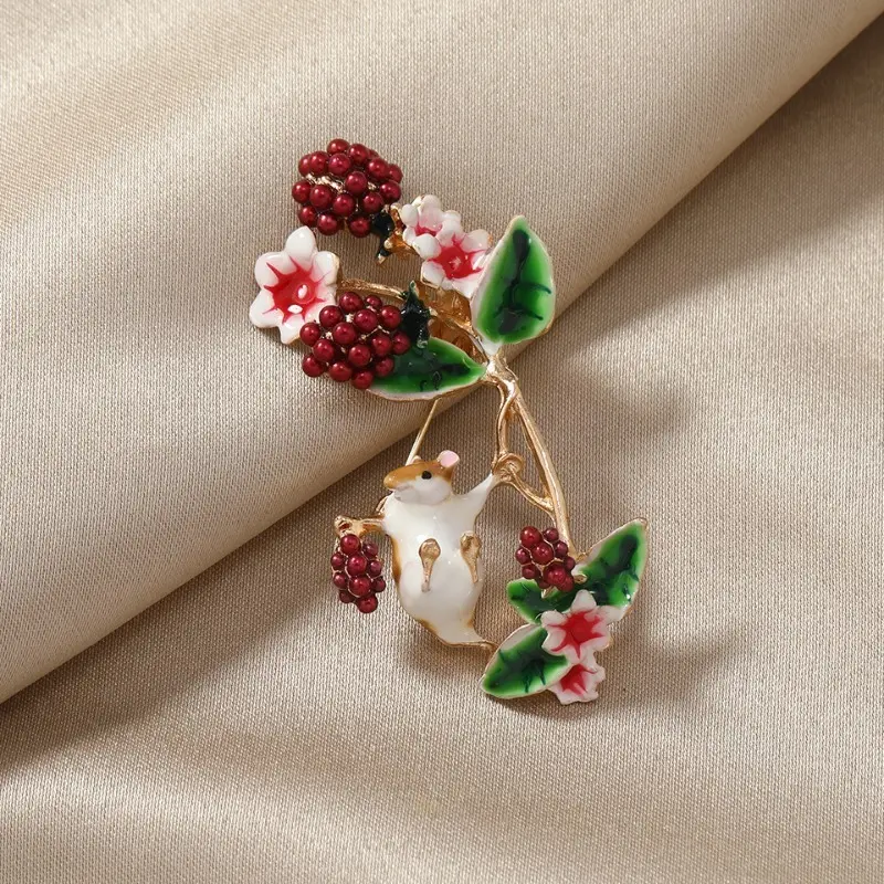 Cute Diamond Studded Little Mouse Brooch Creative Mouse Grape Picking Design Brooch Women's Fashionable Animal Jewelry Broochs