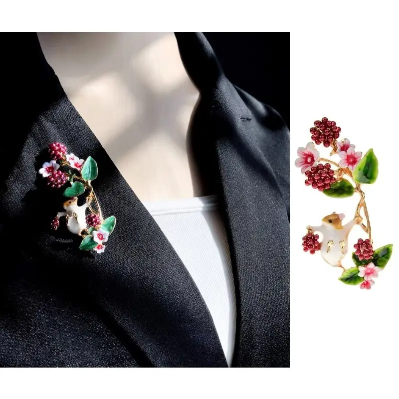 Cute Diamond Studded Little Mouse Brooch Creative Mouse Grape Picking Design Brooch Women's Fashionable Animal Jewelry Broochs
