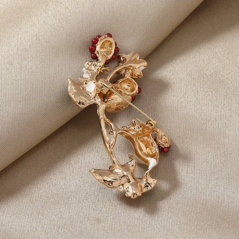Cute Diamond Studded Little Mouse Brooch Creative Mouse Grape Picking Design Brooch Women's Fashionable Animal Jewelry Broochs