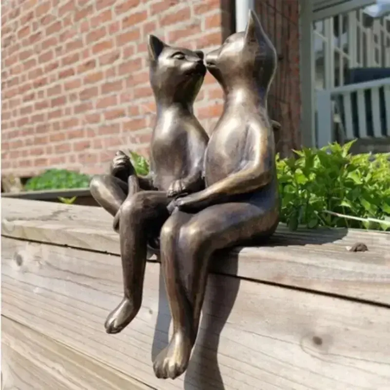 New Loving Couple Cats Kiss Dating Statue Modern Minimalist Desktop Resin Crafts Ornaments Home Garden Decoration Christmas Gift