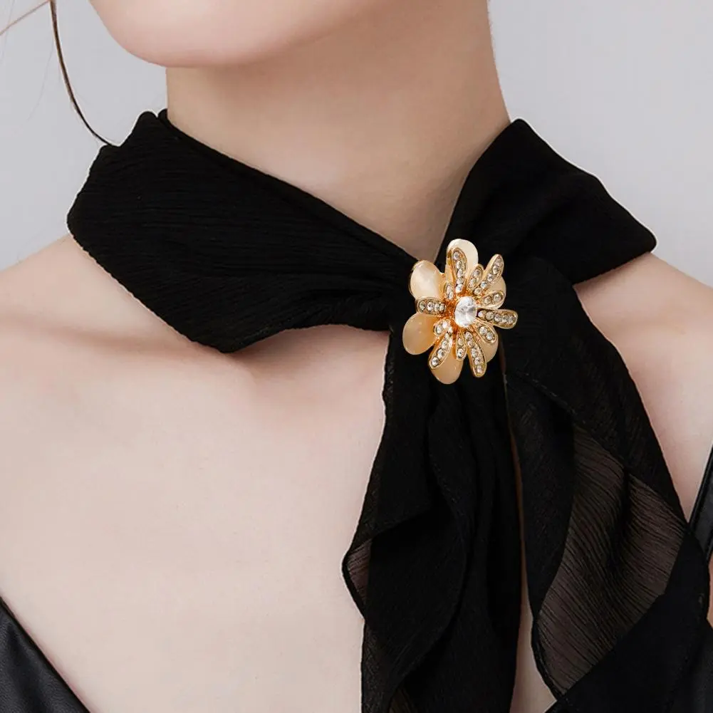 Elegant Scarf Holder Elegant Rhinestone Flower Scarf Buckle Clip for Parties Events Clothing Accessory Holder for Dates Stylish