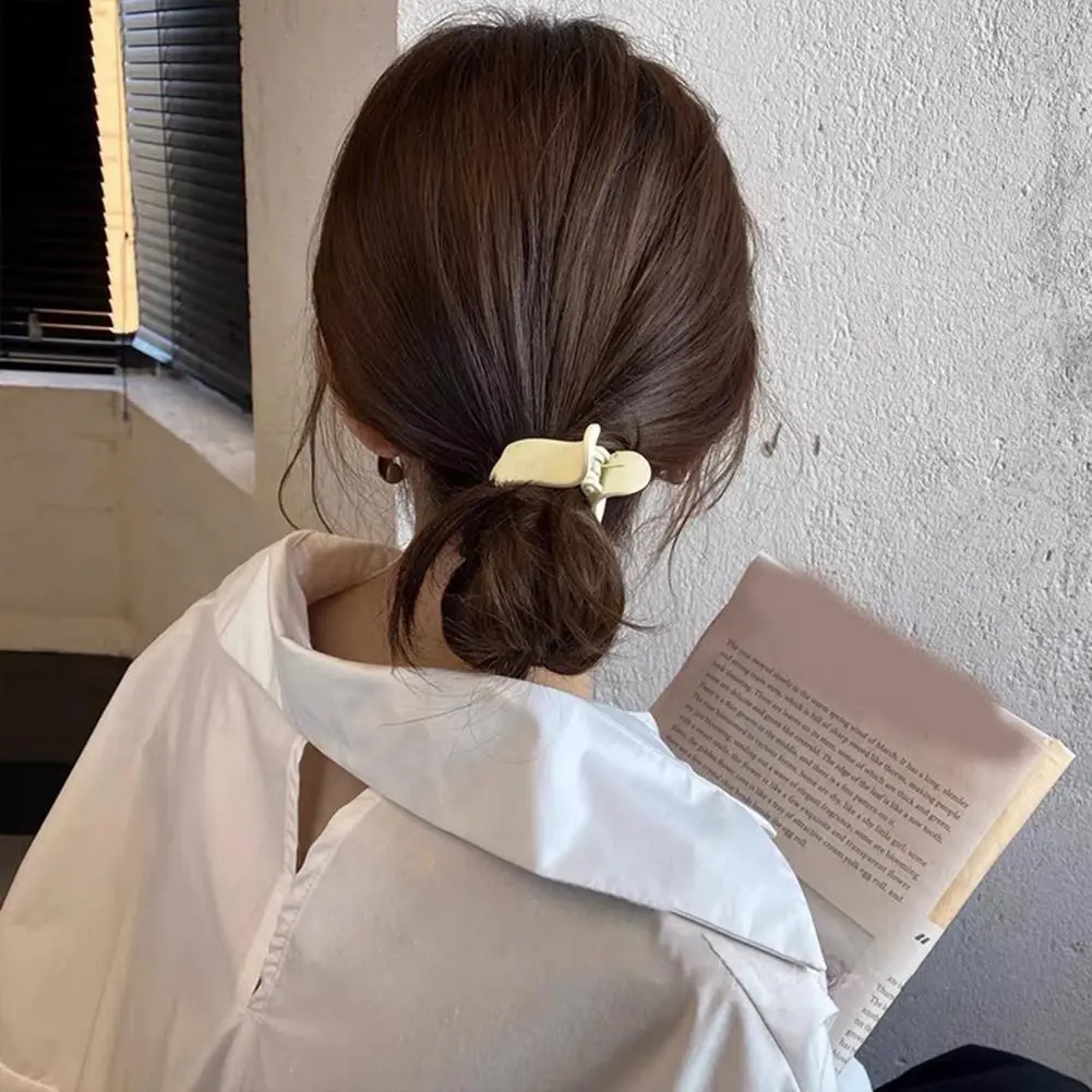 Decorative Hair Claw Plastic Hair Claw Retro Hair Claw Clip Stylish Women's Hair Accessory for Ponytail Meatball Head Hair