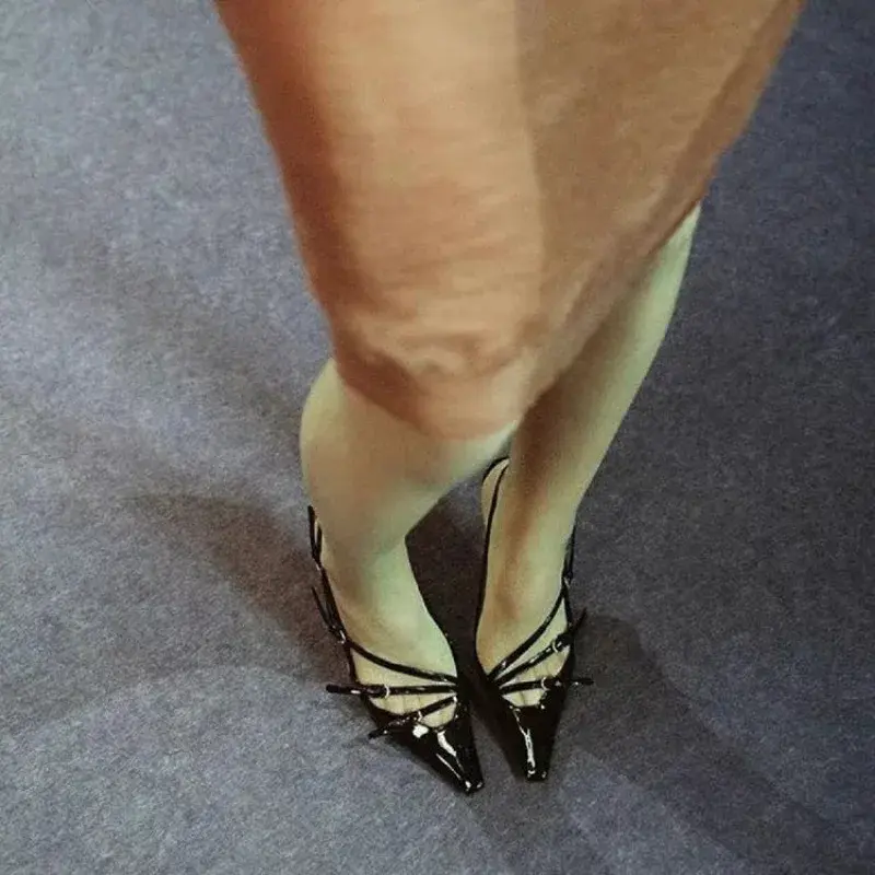 New Summer Fashion Shoes Pointed Toe Toe Toe Shallow Buckle Sandals Patent Leather Shiny Sandals Women Sandalias De Mujer