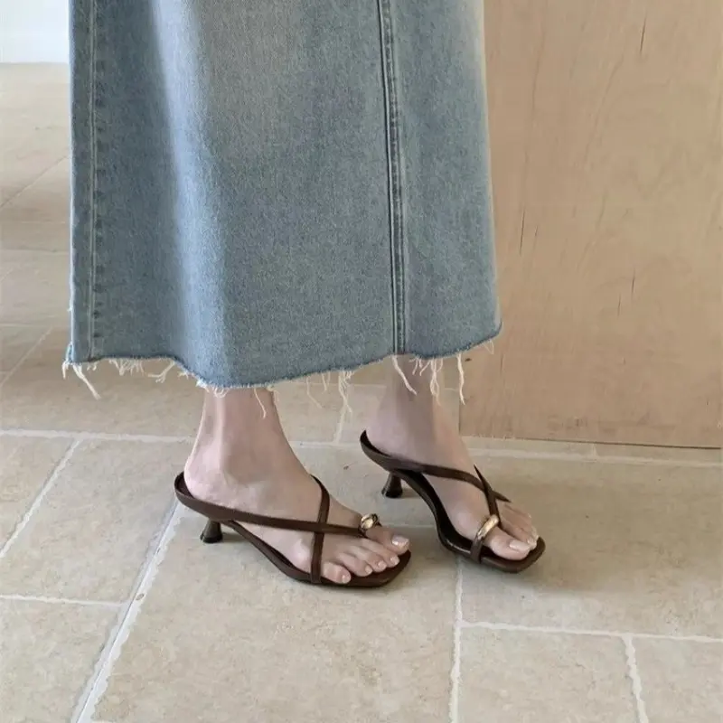 French Beautiful Cross Strap Toe Sandals for Women Summer Wear Small Square Heel Fairy Style Metal Toe Low Heel Sandals