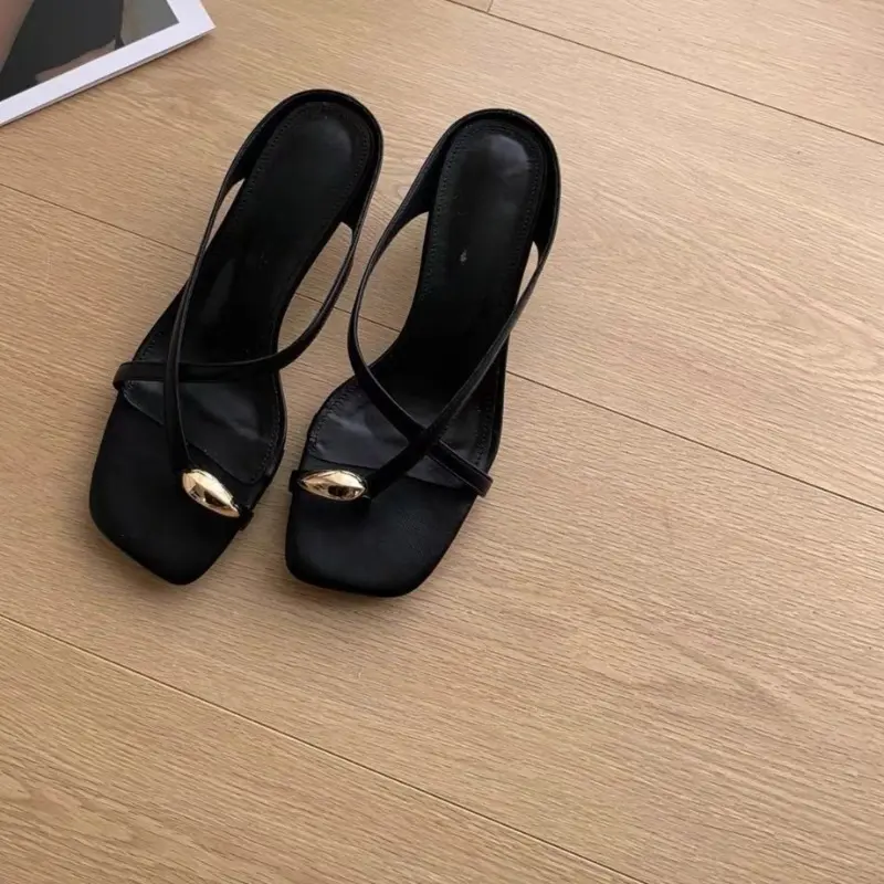 French Beautiful Cross Strap Toe Sandals for Women Summer Wear Small Square Heel Fairy Style Metal Toe Low Heel Sandals