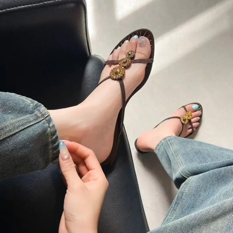 Fashion Flip Flops Summer New Round Toe Rhinestone Buckle Soft Sole Non-slip Wear-resistant Low Heel Shoes