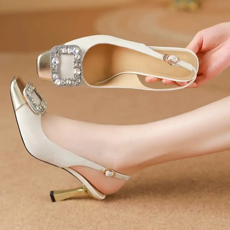 New Summer Fashion Square Toe Stiletto Stiletto Sandals Women Wear Wrapped Head Sequin Buckle One Strap Kitten Heel Sandals