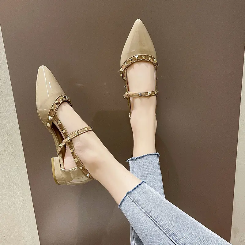 Spring New Pointed Toe Low Heel Sandals Women Baotou Shallow Mouth Side Empty Simple Block Heel Riveted Roman Shoes