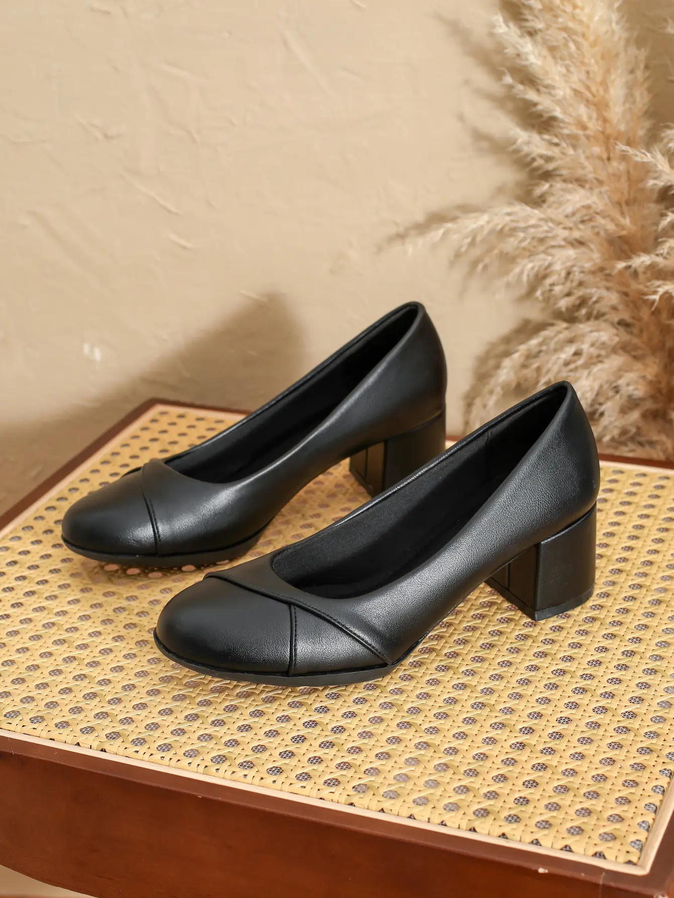 Spring and summer new women's shoes, casual heels, pointed toe covers, mid heels, thick heels, foreign trade women's shoes, work