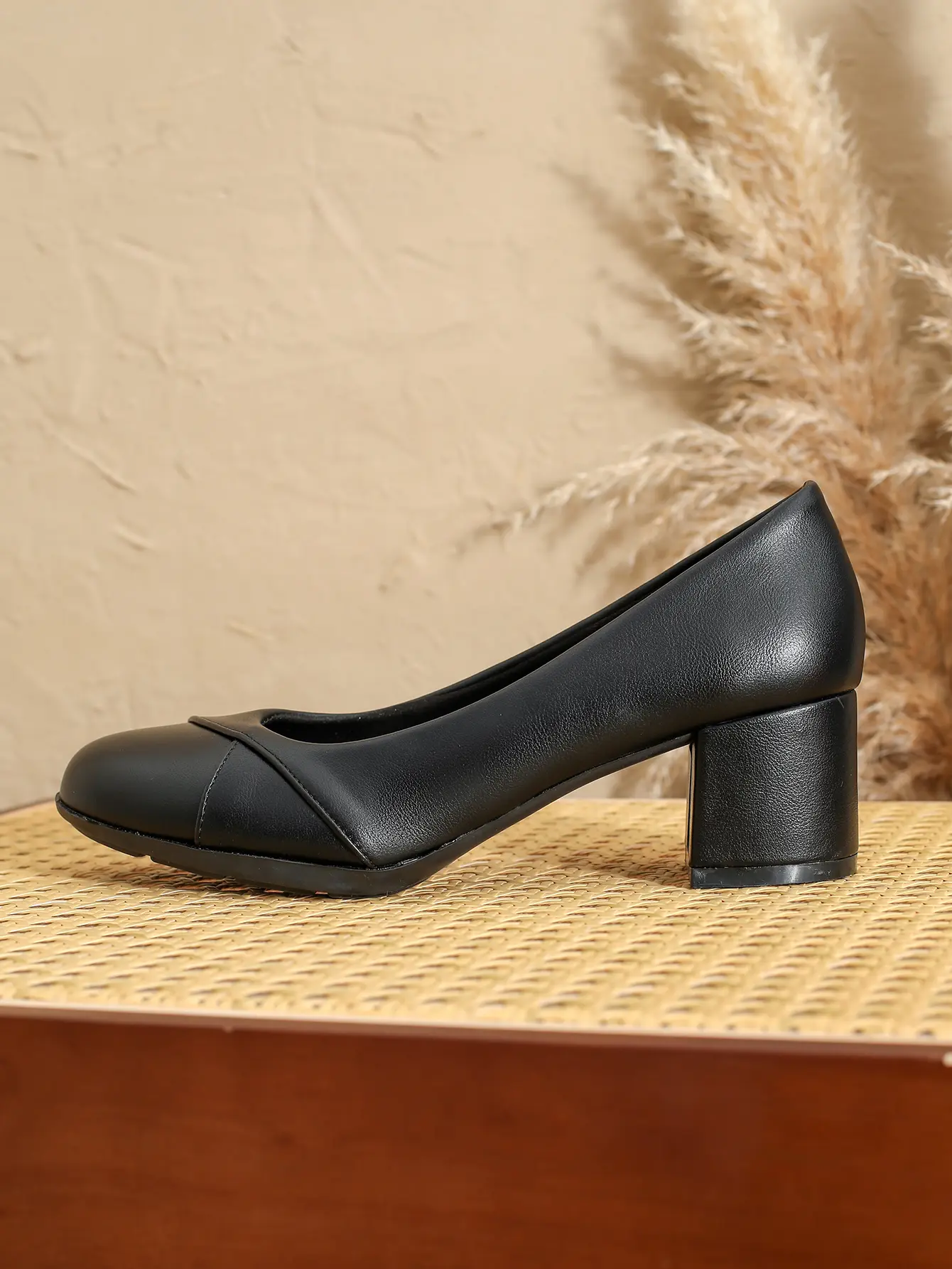 Spring and summer new women's shoes, casual heels, pointed toe covers, mid heels, thick heels, foreign trade women's shoes, work