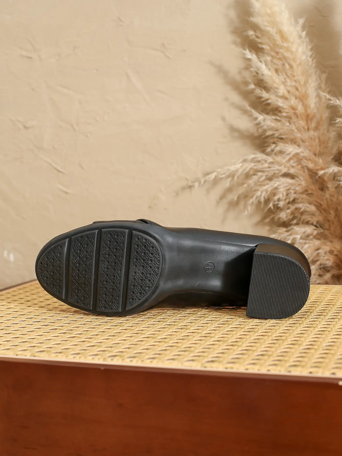 Spring and summer new women's shoes, casual heels, pointed toe covers, mid heels, thick heels, foreign trade women's shoes, work
