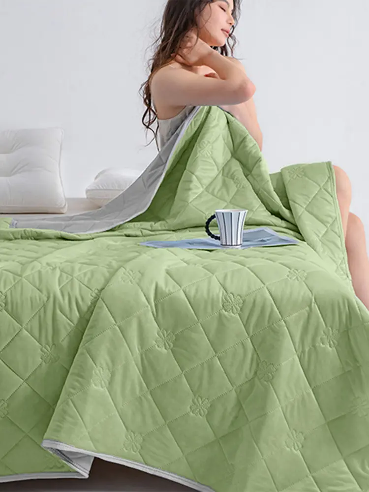 Summer Cooling Comforter Grade A Air Condition Comforter Soft Cooling Blanket for Hot Sleepers and Night Sweats