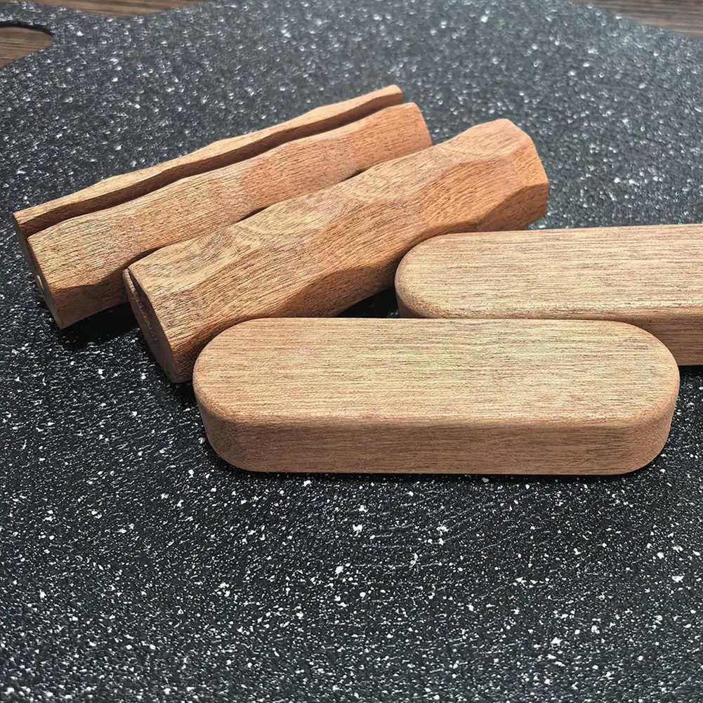 2Pcs Sapele Barbecue Pan Handle Anti Scald Pan Insulated Handle Heat Resistant Portable BBQ Plate Handle for Outdoor Camping