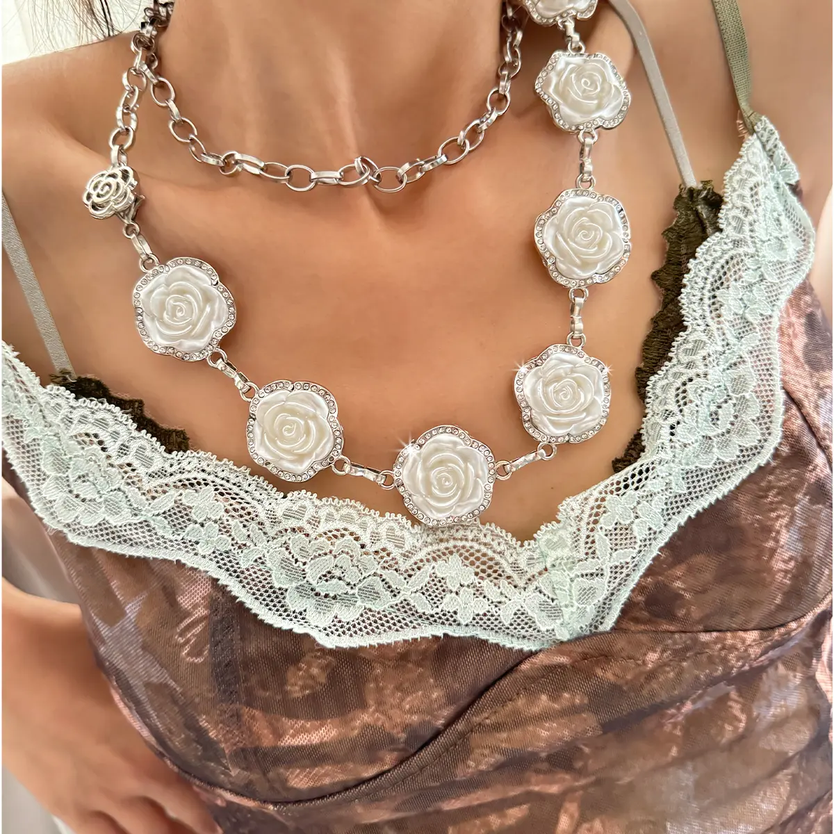 Fashion White Rose Metal Waist Chain Belt Female High-end luxury Brands Punk Gothic Y2K Belt for women Designer Dress Waistband