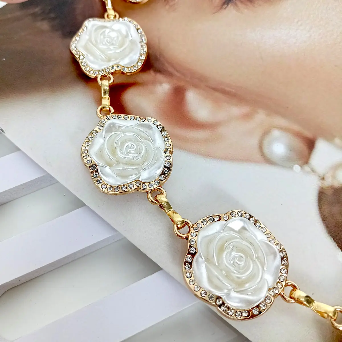 Fashion White Rose Metal Waist Chain Belt Female High-end luxury Brands Punk Gothic Y2K Belt for women Designer Dress Waistband