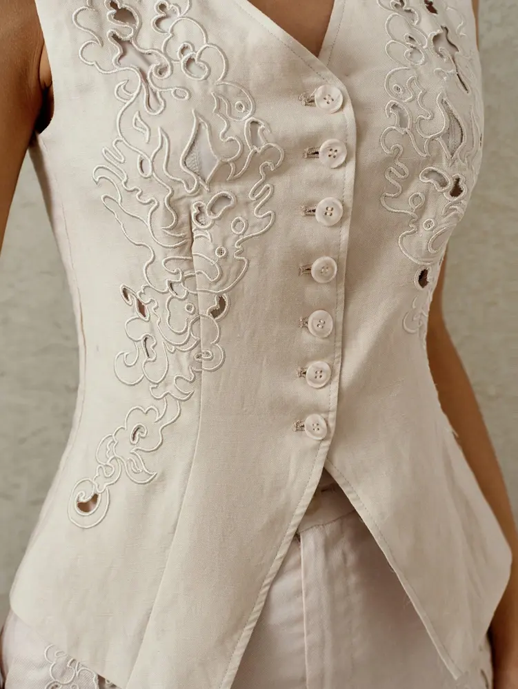 2025 New Women's Embroidery V-neck Sleeveless Tops Simple Versatile Vest Single Button Bohemian Style