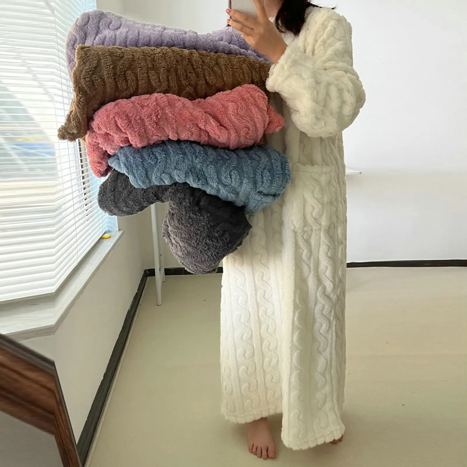 Women Bath Robe Winter Fluffy Plush Pyjamas Ladies Sexy Hooded Dressing Solid Color Gown Warm Bathrobe Female Home Clothing