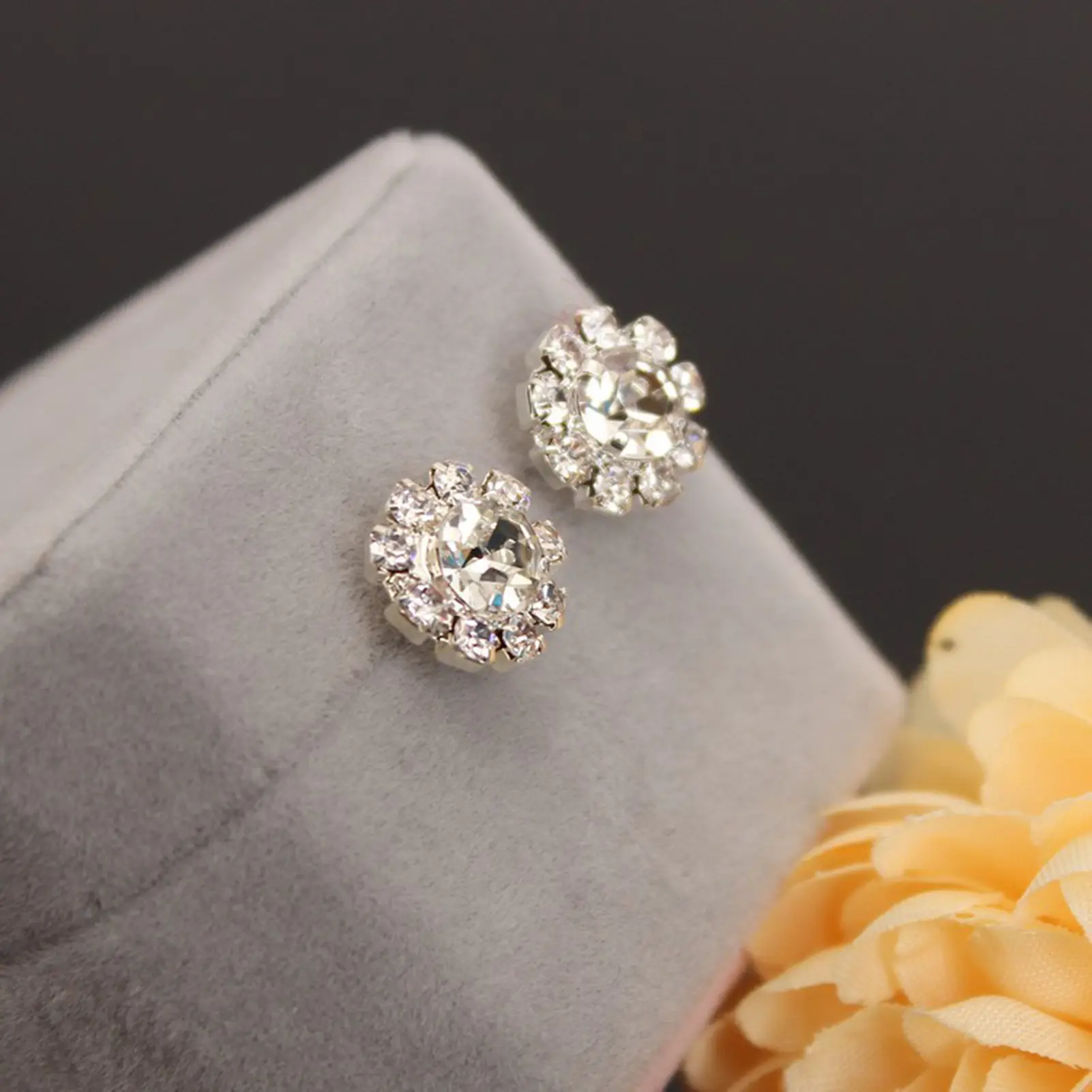 Women's Fashion Stud Earrings Shining Rhinestone Flower Charm Jewelry Ear Studs Earrings aretes de mujer серьги висячие