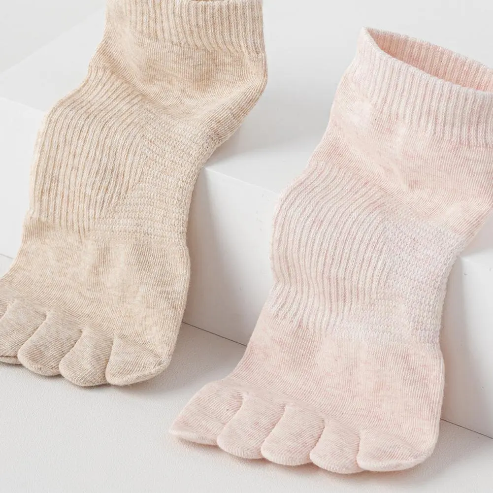 Cotton Blend Socks Breathable Toe Separator Socks Breathable Cotton Five Finger Short Socks for Women Pilates Yoga Gym Fitness