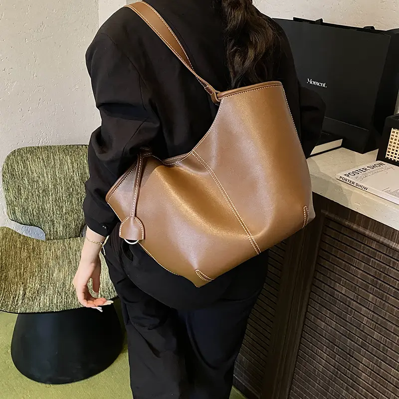 LEFTSIDE 2025 PU Leather Luxury Designer Tote Bag Female High Capacity Shoulder Bag 2025 Female Handbags Solid Color Hand Bag