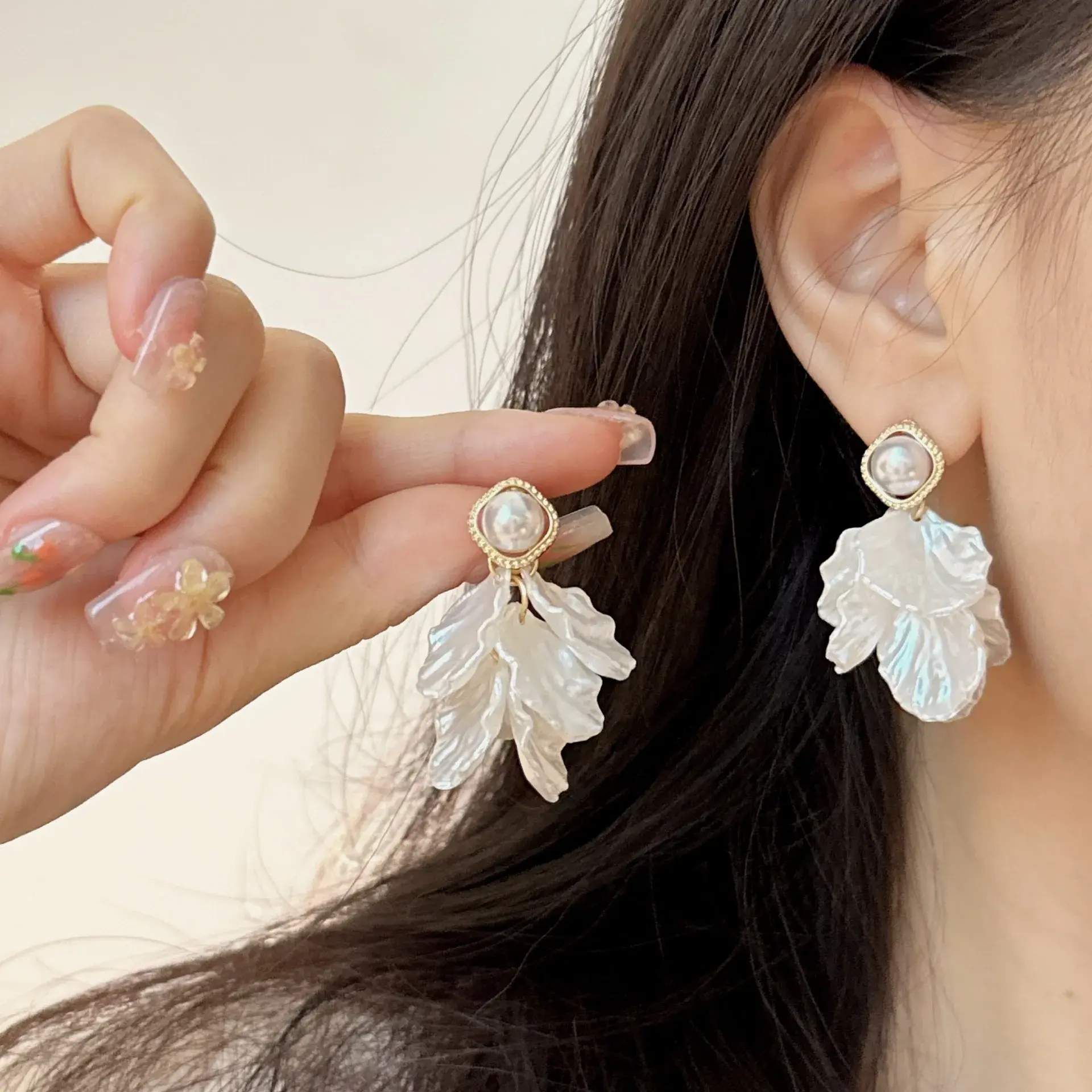 New Fashion Unique Glossy Pearl Flower Pendant Earrings Women Temperament Pearl Dangle Earrings INS Sweet Design Wedding Gifts