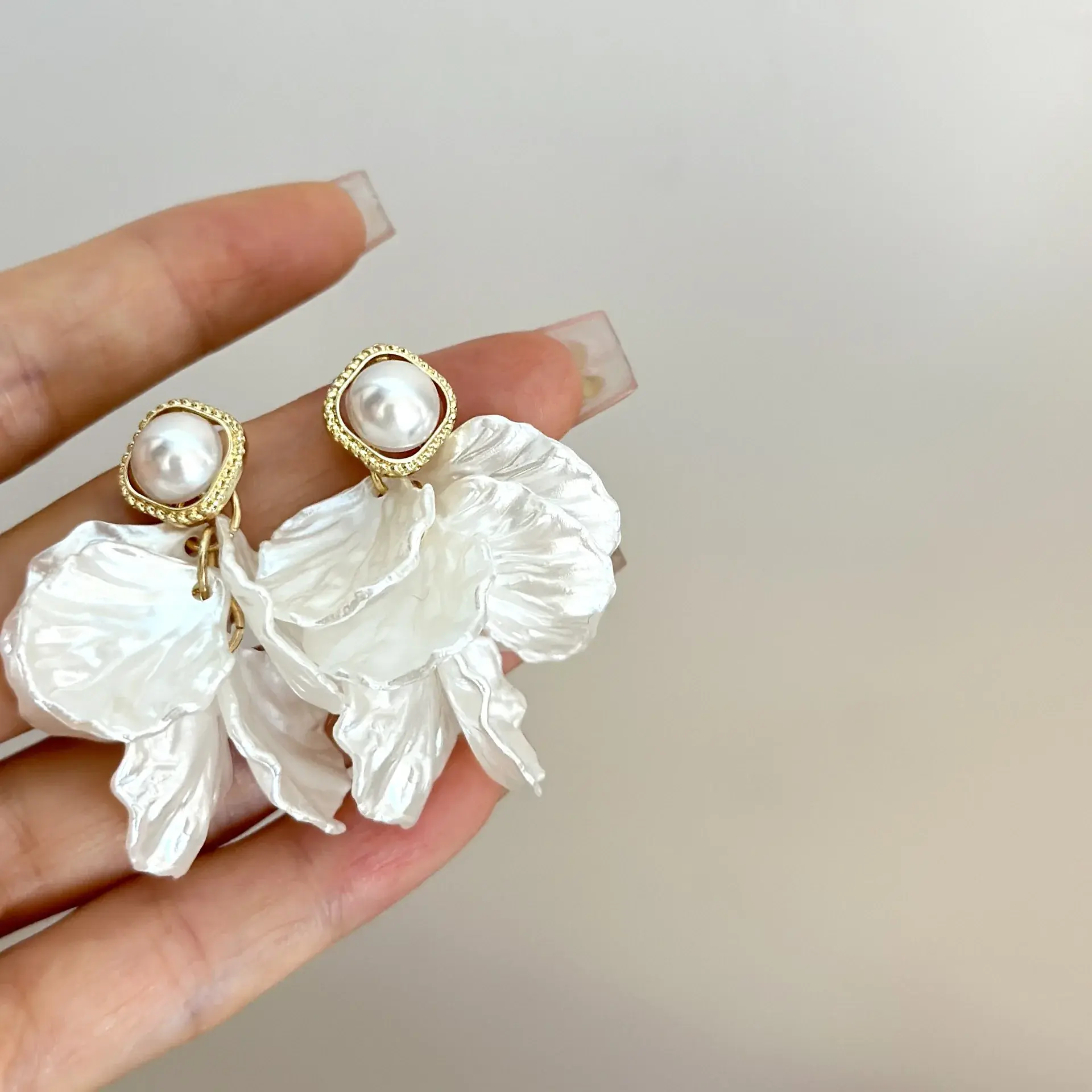 New Fashion Unique Glossy Pearl Flower Pendant Earrings Women Temperament Pearl Dangle Earrings INS Sweet Design Wedding Gifts