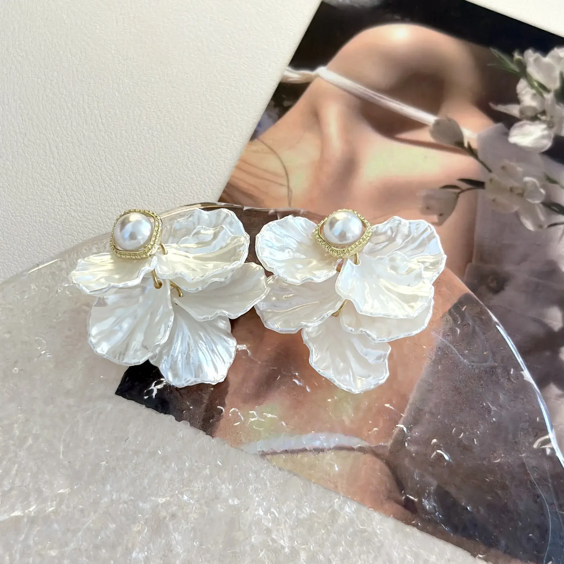 New Fashion Unique Glossy Pearl Flower Pendant Earrings Women Temperament Pearl Dangle Earrings INS Sweet Design Wedding Gifts