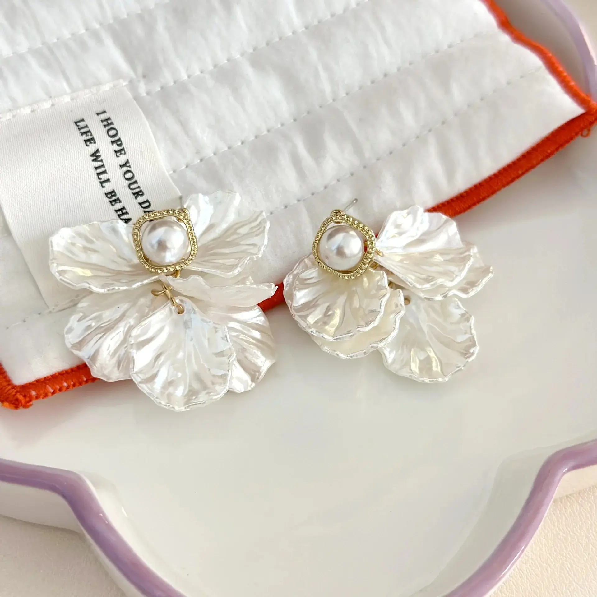 New Fashion Unique Glossy Pearl Flower Pendant Earrings Women Temperament Pearl Dangle Earrings INS Sweet Design Wedding Gifts