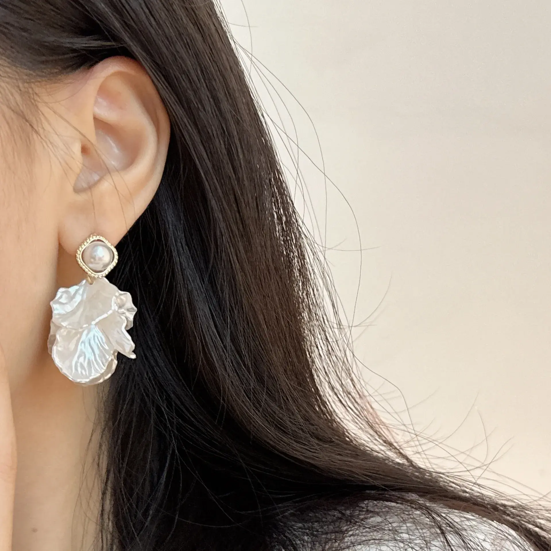 New Fashion Unique Glossy Pearl Flower Pendant Earrings Women Temperament Pearl Dangle Earrings INS Sweet Design Wedding Gifts